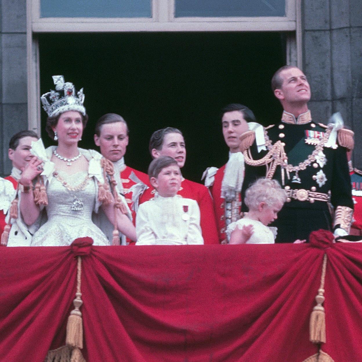 Isabel II el día de su coronación con el príncipe Carlos, la princesa Ana y Felipe de Edimburgo./getty