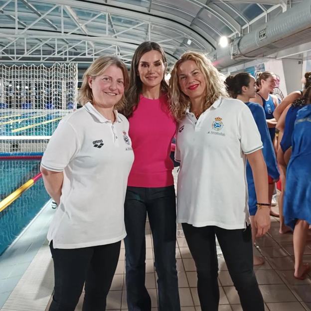 Letizia se fotografió con Astrid Álvarez Cora y Carolina Beneyto Vizuete, fundadoras de la asociación Muévete contra el Cáncer. 