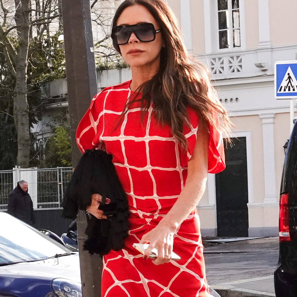 Victoria Beckham por las calles de París./gtres