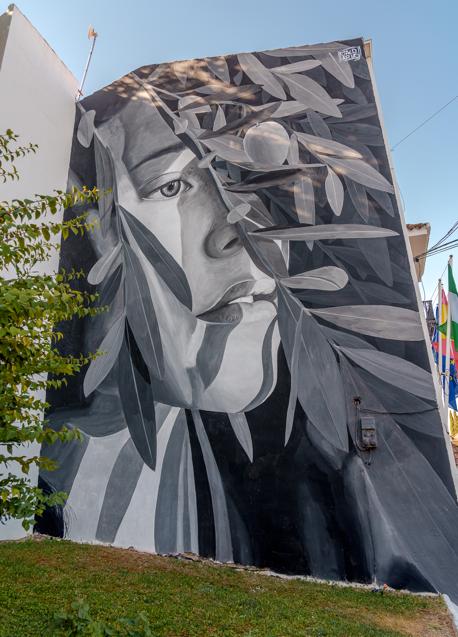 New Life, homenaje a las mujeres olivareras de Javi Aldarias en Ibros (Jaén).