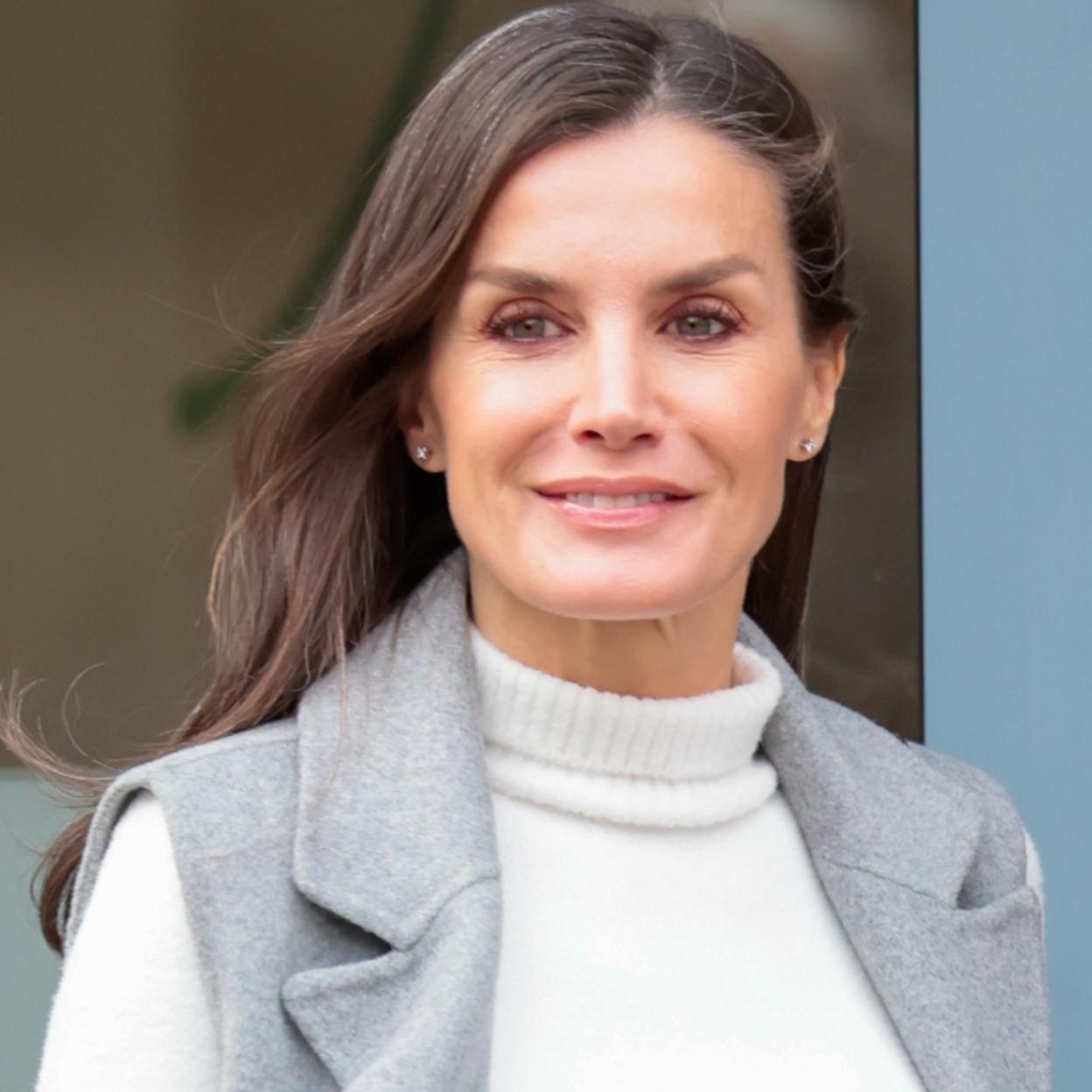 La reina Letizia acudió a su primera reunión con al Asociación Española contra el Cáncer con un original traje pantalón con chaqueta chaleco y zapato bajo. /gtres