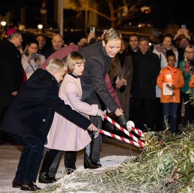 La princesa Charlène y sus hijos en la ceremonia de quema de la barcaza de Santa Devota. 