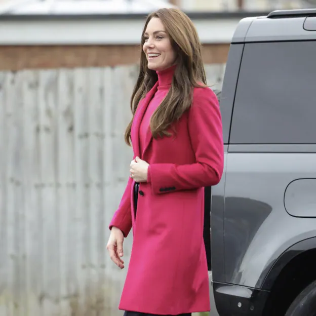 MODA: Kate Middleton recicla look con el abrigo fucsia disponible Massimo Dutti | Mujer Hoy