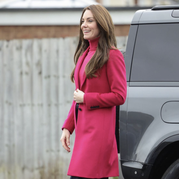 Kate Middleton recicla look con el abrigo fucsia disponible en Massimo Dutti