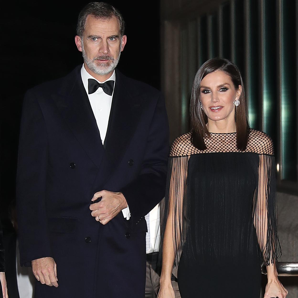 Los reyes Felipe y Letizia han querido dejarse fotografiar juntos a la salida de un restaurante de Madrid, donde quedaron a cenar con una pareja de amigos. /GTRES