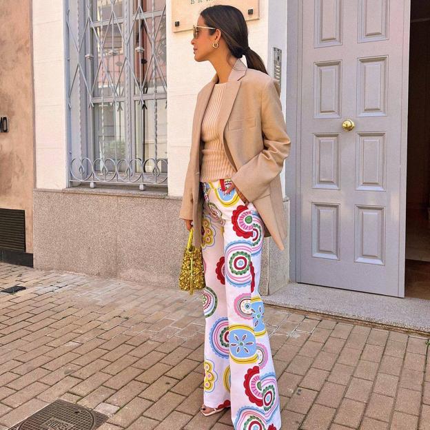 Pantalones estampados, el truco de influencer para mejorar básicos y modernizar el look