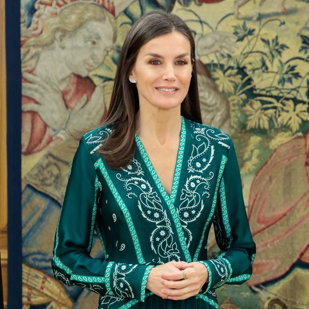 La reina Letizia vuelve a triunfar con un look parisino: rescata su vestido favorito que está en Zara por menos de 13 euros