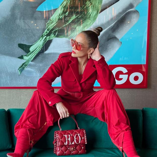 Jennifer Lopez con outfit rojo