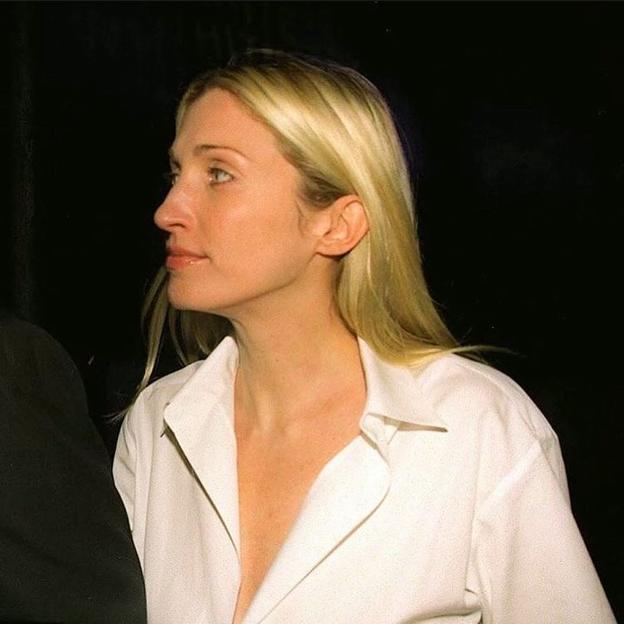 El top favorito de Mango de Carolyn Bessette-Kennedy que se convertirá en el imprescindible de primavera