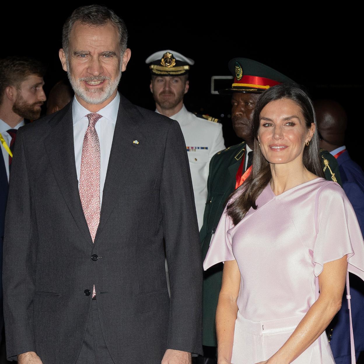 El rey Felipe y la reina Letizia en su llegada a Angola./gtres