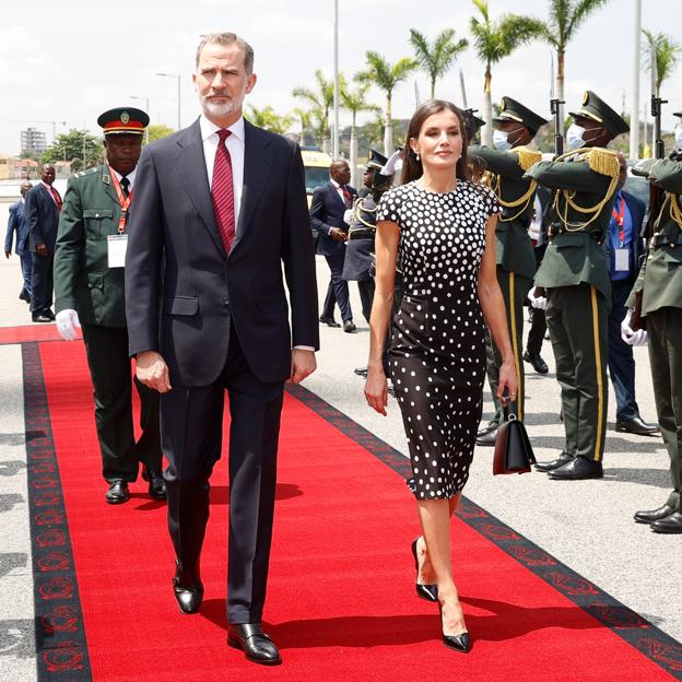 La reina Letizia rescata en Angola su vestido de lunares más especial con truco (y tenemos su copia low cost)