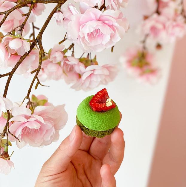 Streuzel de matcha con mousse de matcha y yuzu elaborado por Noelia Tomoshige. 