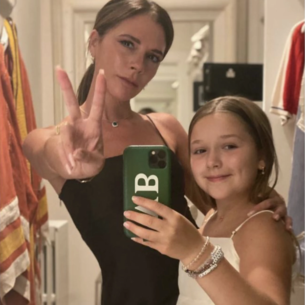 El look de Harper Seven que ha triunfado en Instagram: un vestido hecho por su madre Victoria Beckham y zapatillas