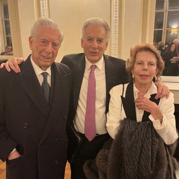 Mario Vargas Llosa, su hijo Álvaro y Patricia Llosa.