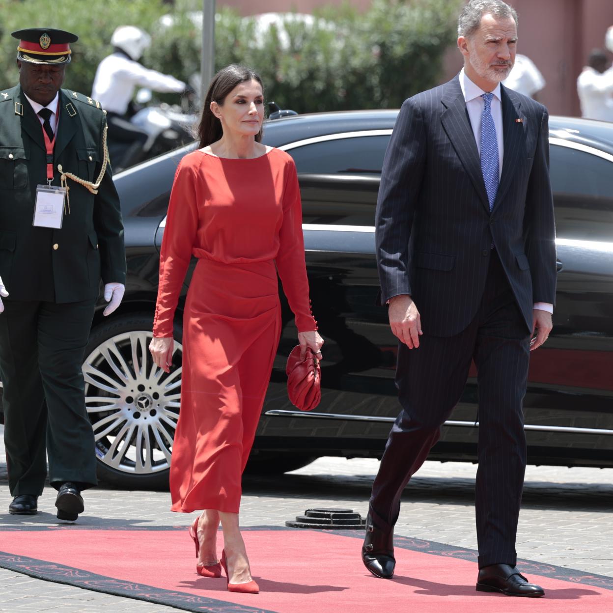 La reina Letizia, junto a don Felipe, impresionante de rojo con vestido de Massimo Dutti./gtres