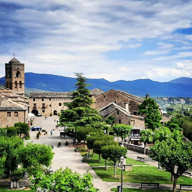 Aínsa, el pueblo más bonito de España en el que puedes comer de estrella Michelin (y visitar un castillo medieval)