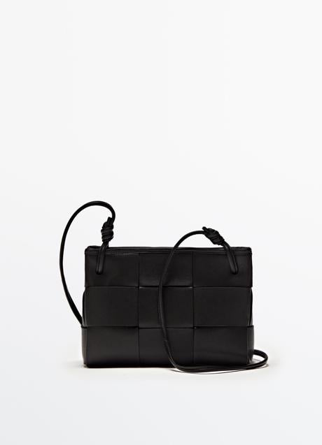 Bolso bandolera de piel trenzada de Massimo Dutti (79,99 euros)