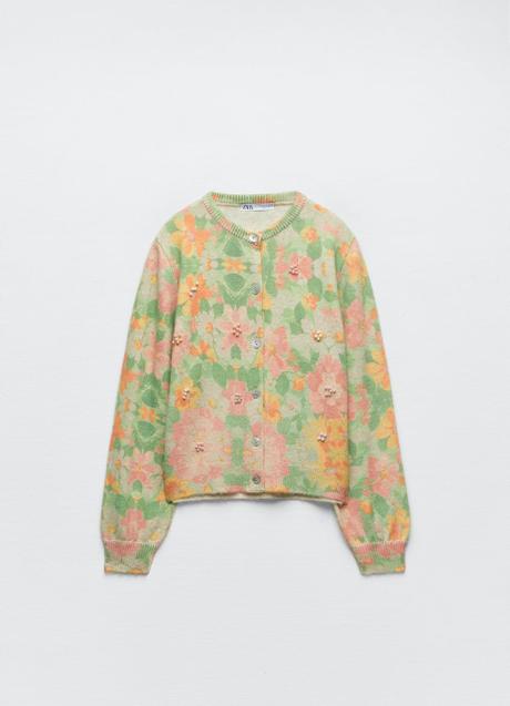 Chaqueta estampada con perlitas de Zara, 29,95€.