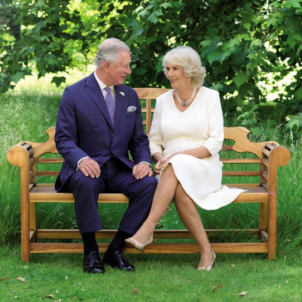 El rey Carlos III y la reina Camilla en los jardines de Clarence House.