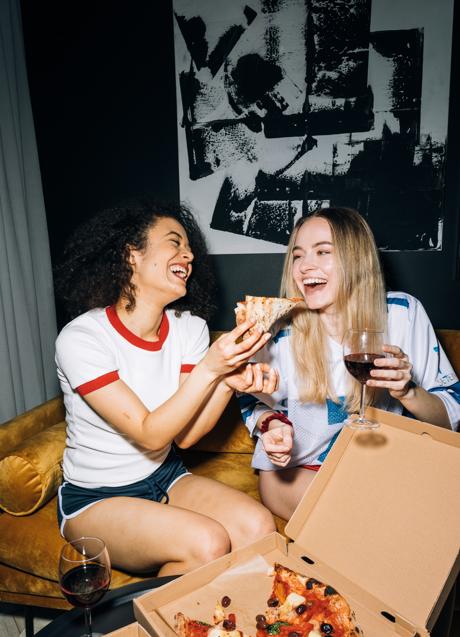 Chicas comiendo pizza/PEXELS