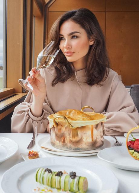 Mujer comiendo en restaurante/PEXELS