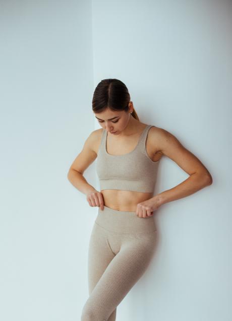 Mujer con ropa deportiva/PEXELS