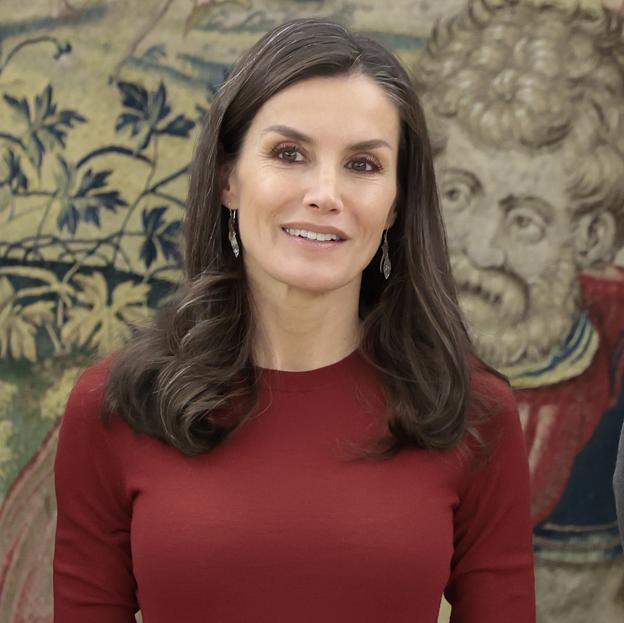 La reina Letizia recurre a su total look rojo favorito: dónde copiar baratísimos los pantalones estilizadores que ha llevado