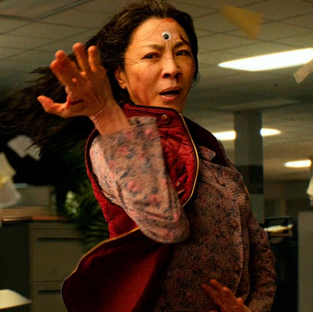 Michelle Yeoh en una escena de acción de Todo a la vez en todas partes