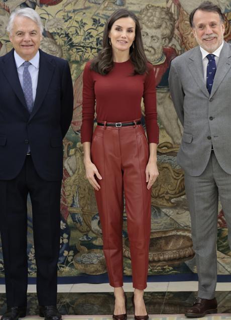 La reina Letizia con un total look rojo. / GTRES