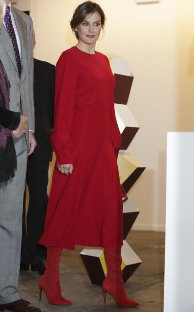 La reina Letizia, de rojo, en ARCO en 2018. / GTRES