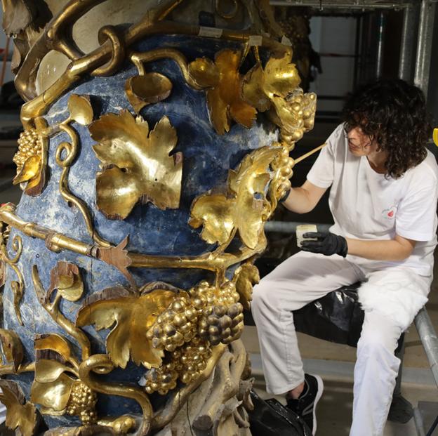 Restauradora trabajando en las columnas del retablo de la capilla del Real Hospital Virgen de Montserrat. 