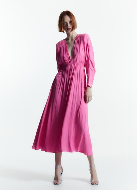 Vestido rosa drapeado de Sfera (49,99 euros)