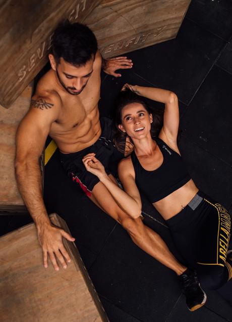 Pareja con ropa deportiva/PEXELS