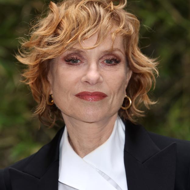 Corte de pelo shaggy con flequillo a los 60: el cambio de look más inspirador de Isabelle Huppert