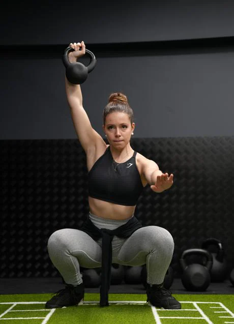 Woman lifting weights/PEXELS