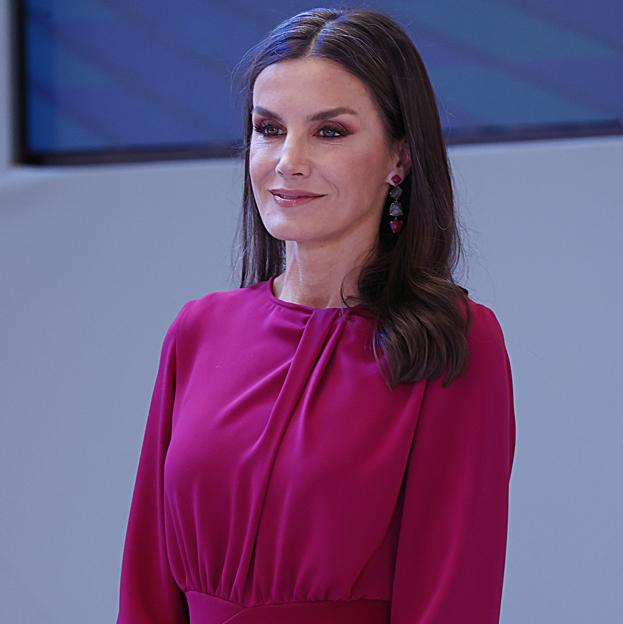 La reina Letizia estrena el vestido midi que más estiliza: así es el favorecedor look de invitada que ha llevado en Alicante