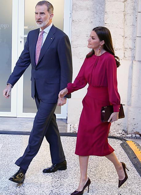 La reina Letizia con un look de invitada frambuesa. / GTRES