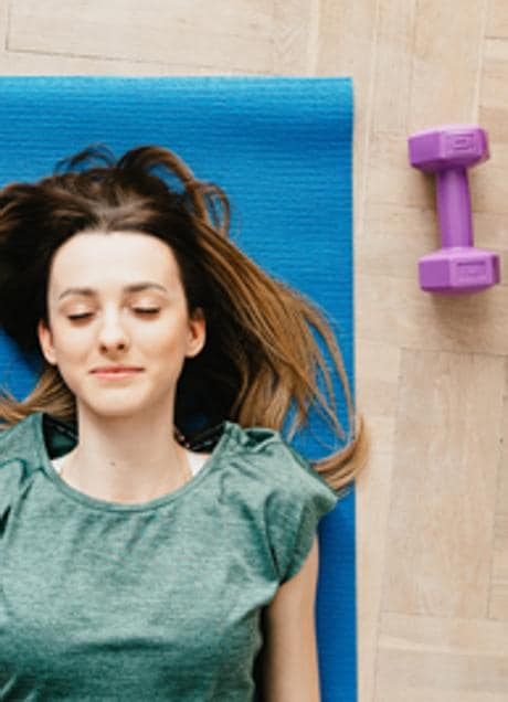 Woman with dumbbells/PEXELS