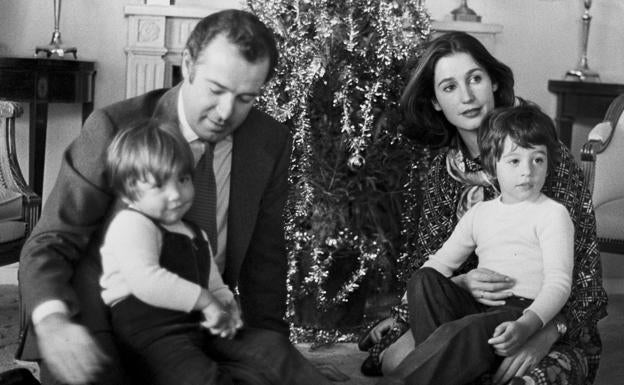 Carmen Martínez Bordiú y Alfonso de Borbón con sus dos hijos, Francisco de Asís y Luis Alfonso.