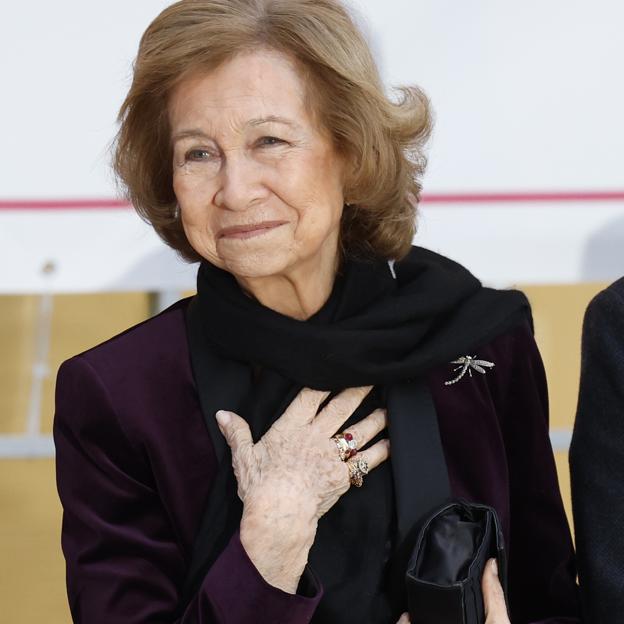 El mensaje oculto del nuevo look de la reina Sofía: una blazer muy favorecedora y uno de sus broches favoritos (que también tiene la reina Letizia)