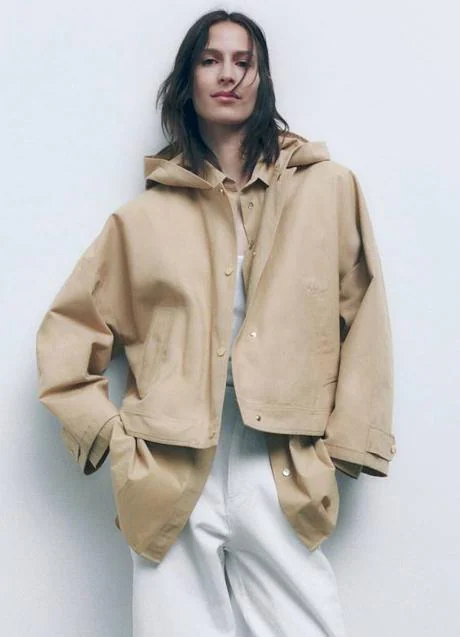 Short trench coat with hood