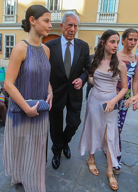 Mario Vargas Llosa upon his arrival at the wedding.  / GTRES