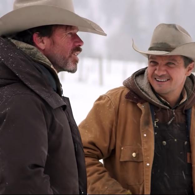 Taylor Sheridan con Jeremy Renner en el rodaje de Mayor of Kingstown.