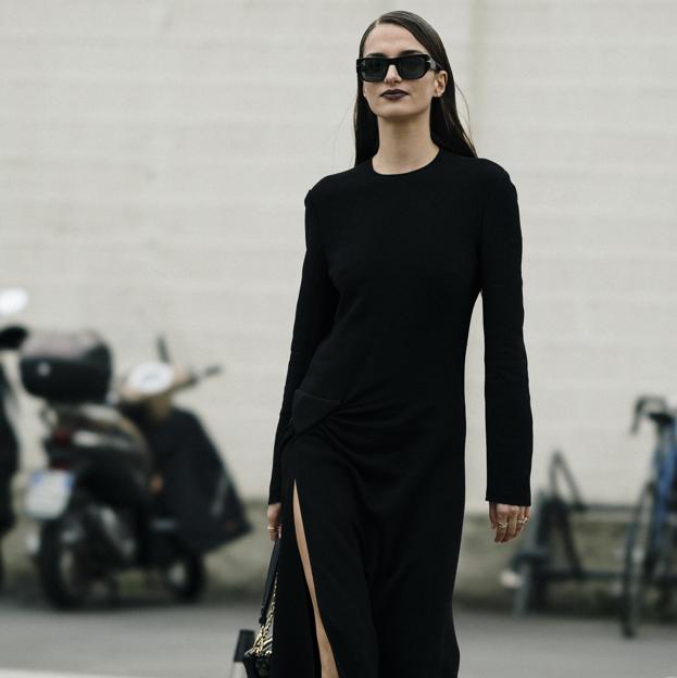 Un look de street style con un vestido negro.