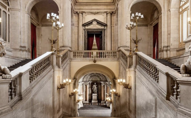 La escalera principal de entrada al Palacio Real. 