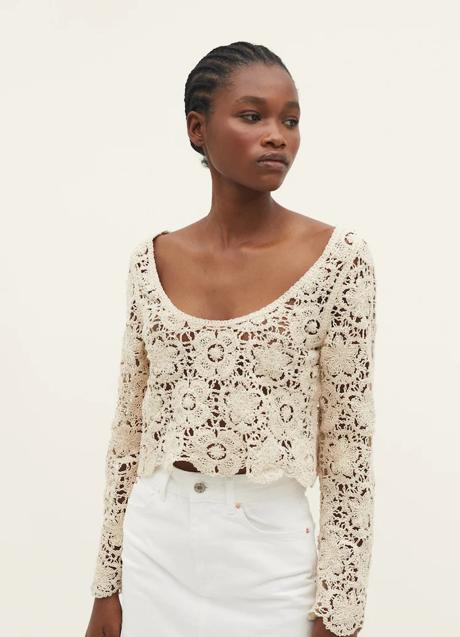 Top calado de Stradivarius (25,99 euros)