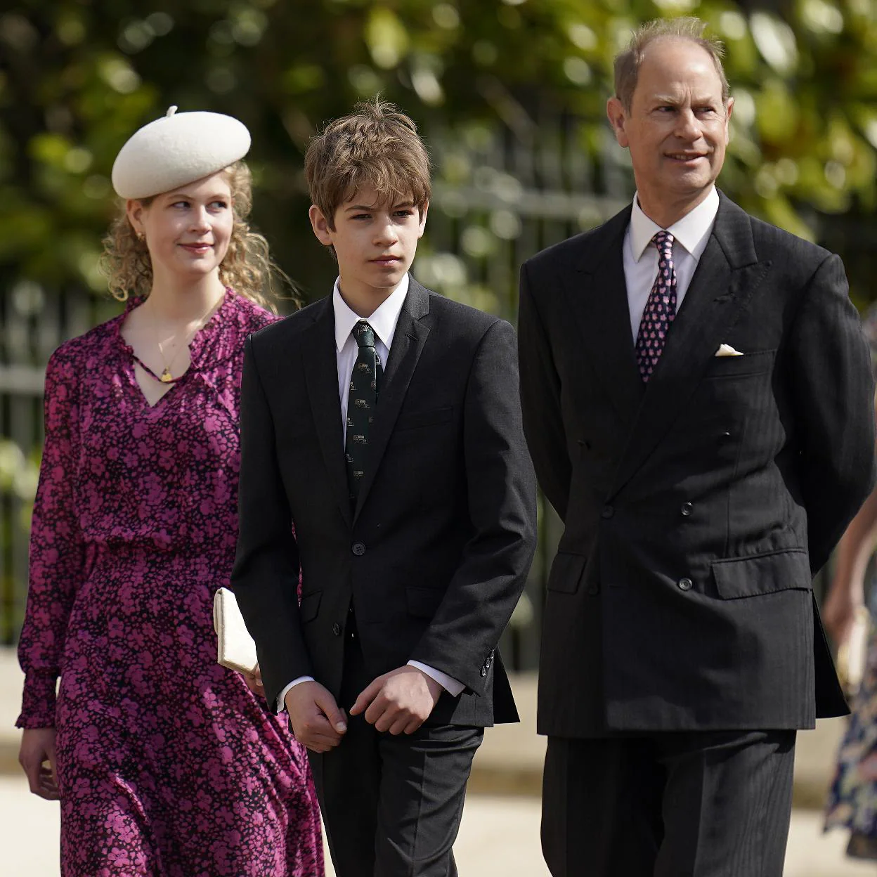 Lady Luisa Mountbatten-Windsor junto a su hermano y su padre. /gtres