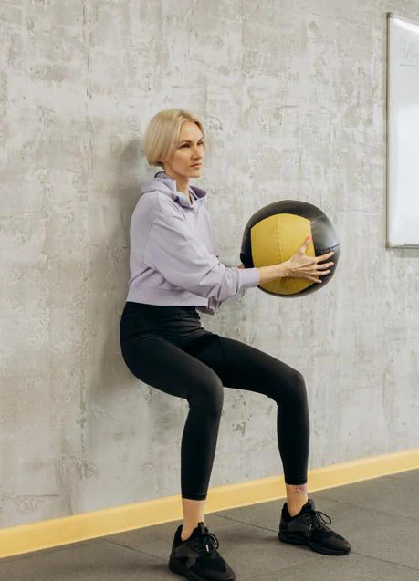 Woman with medicine ball/PEXELS