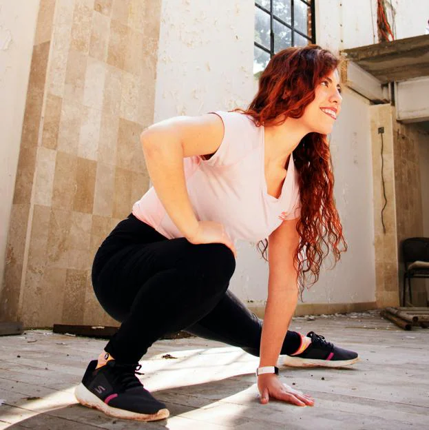 Mujer haciendo rutina de ejercicios para perder grasa. 
