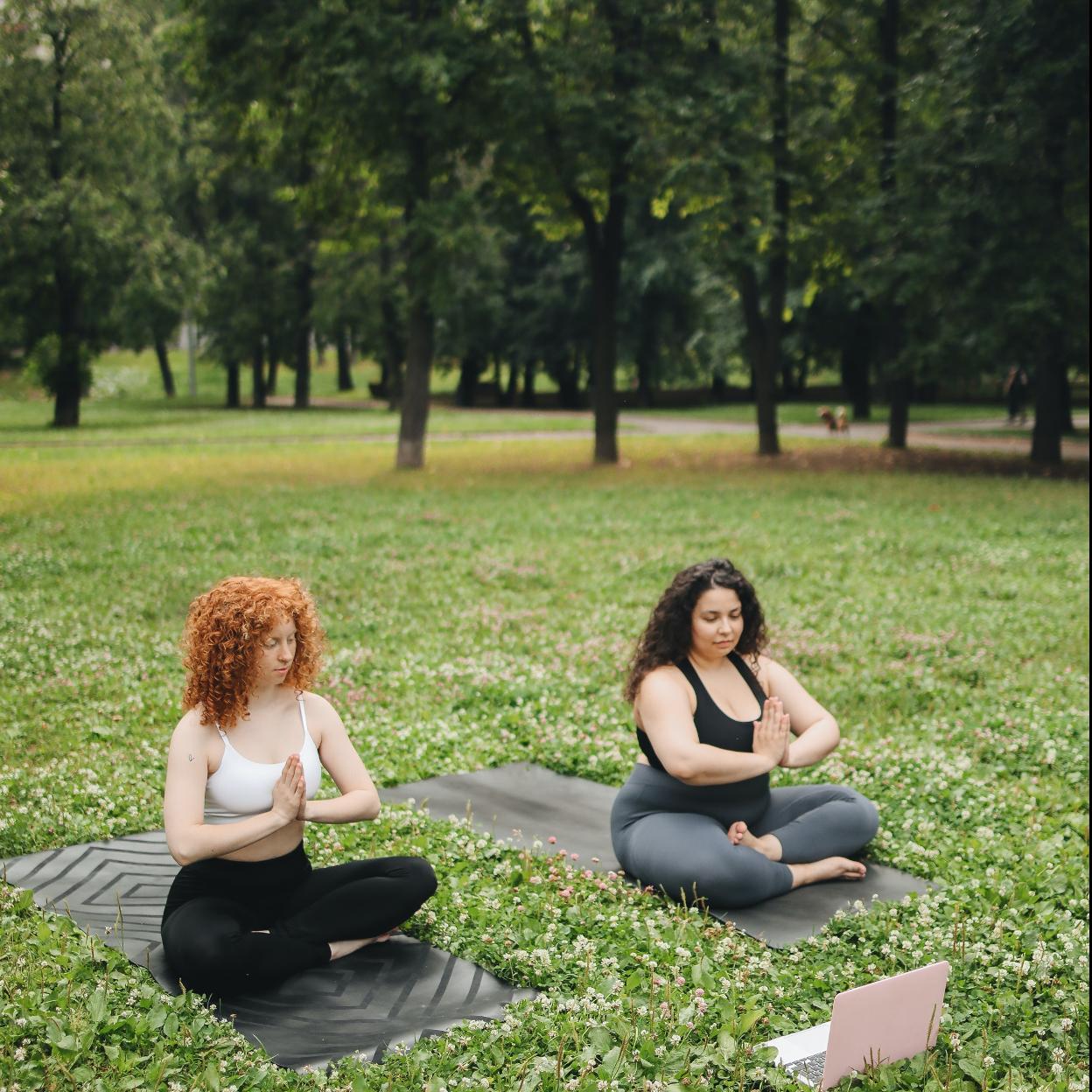 Mujeres haciendo yoga/pexels